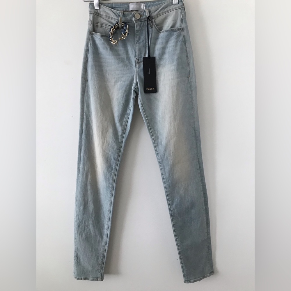 Brand Maggie Jeans, style high waist and light wash color